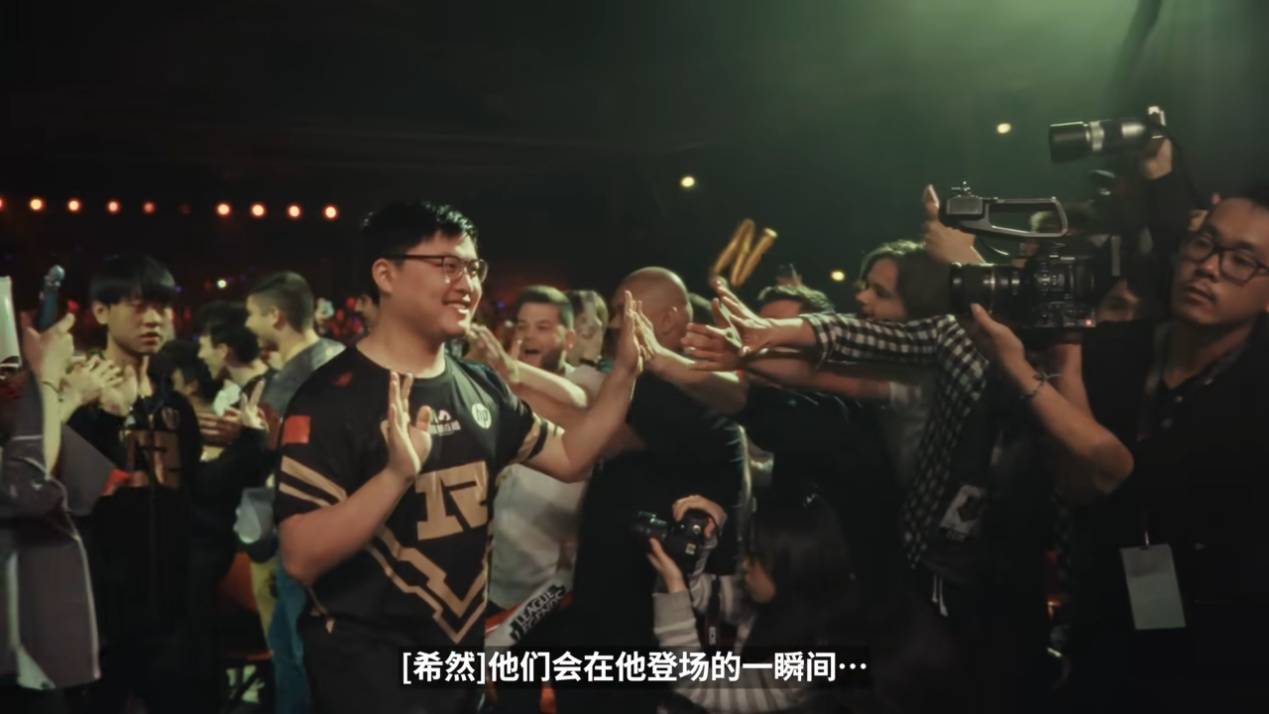 Uzi回归赛场，爆冷首场状态亮眼，中国队观众沸腾！(uzi回归消息)
